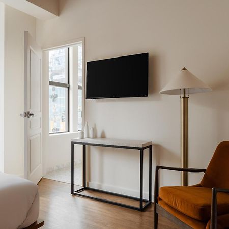 Found Hotel Chicago River North Экстерьер фото